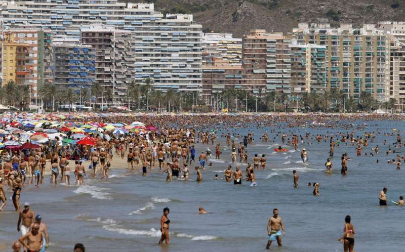 Miles de personas se agolpan en la playa de Cullera en agosto, en una imagen de archivo. /EFE
