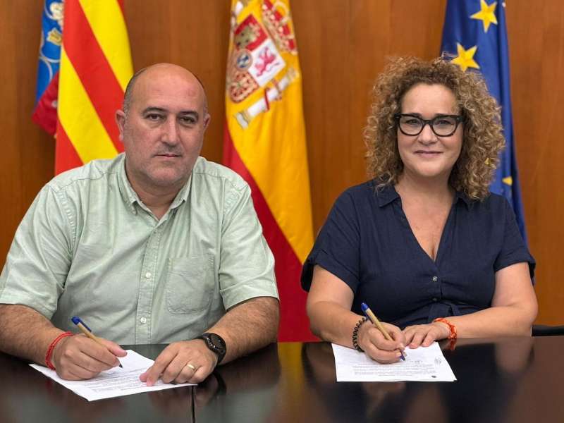 Lalcalde, Paco Gmez, amb la portaveu de Comproms, Maria Jos Prez. EPDA