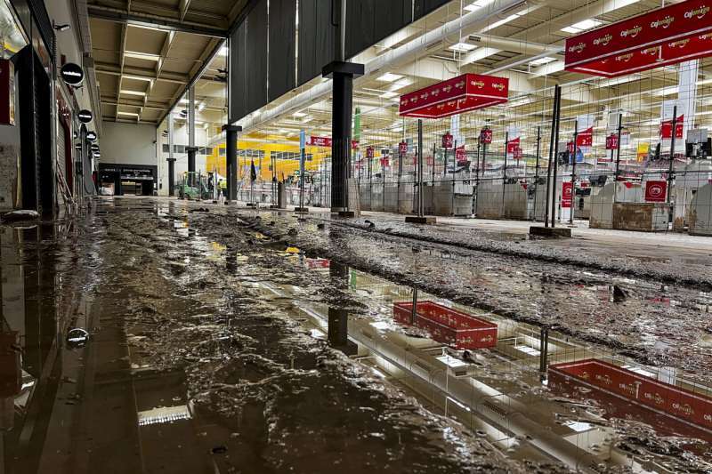 Imagen del interior del centro comercial Bonaire tras la DANA. EFERoberto Ruiz