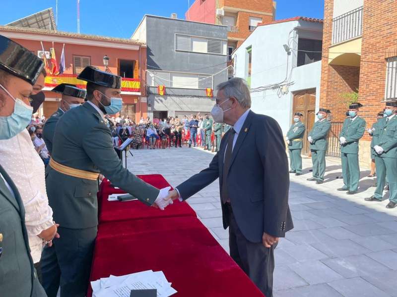 La Guardia Civil de Alfafar-Catarroja condecora al alcalde de Albal en el Día de su Patrona.