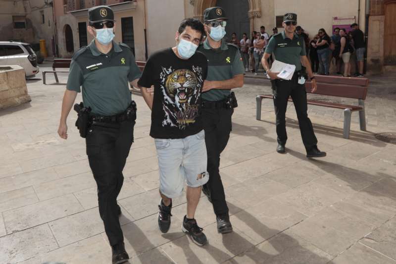 El hombre detenido por el atropello mortal a una pareja de 31 y 33 años en la localidad valenciana de Canals la madrugada del domingo ha sido puesto a disposición del juzgado de Xàtiva una vez han finalizado las diligencias policiales.EFE/ Biel Aliño

