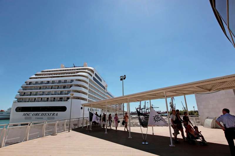 Un crucero llega a la ciudad de Valencia.  EFE