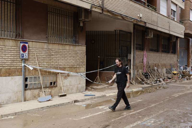 Edificio de la calle Albal de Catarroja desalojado por peligro de derrumbe, este martes.EFEBiel Alio