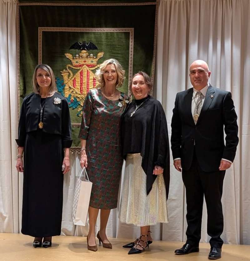 Javier Domnech (primero por la derecha), junto a su esposa, Marisa Sempere.