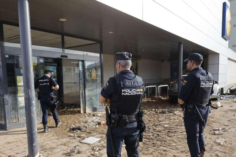 Agente de la Polica Nacional vigilan un comercio en Alfafar (Valencia). EFE Kai Frsterling