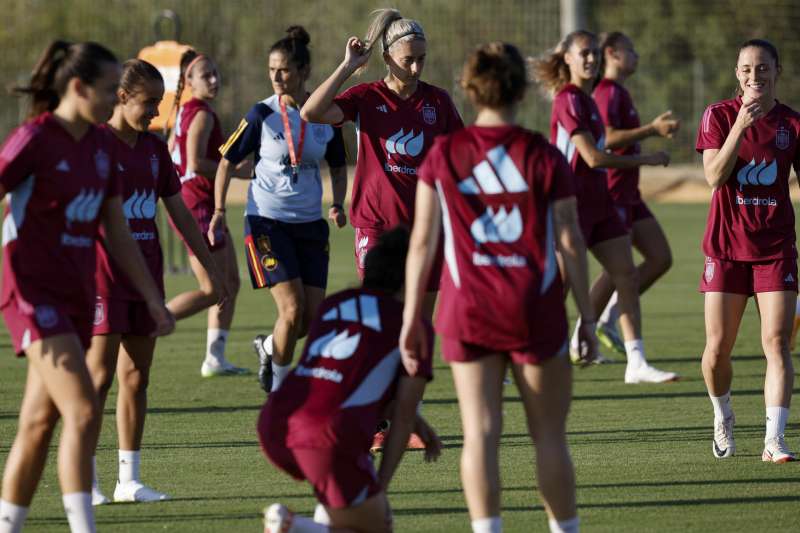Las integrantes de la selección nacional femenina de fútbol durante el entrenamiento realizado este miércoles en Oliva (Valencia) para preparar su debut, este viernes, en la Liga de Naciones. /EFE