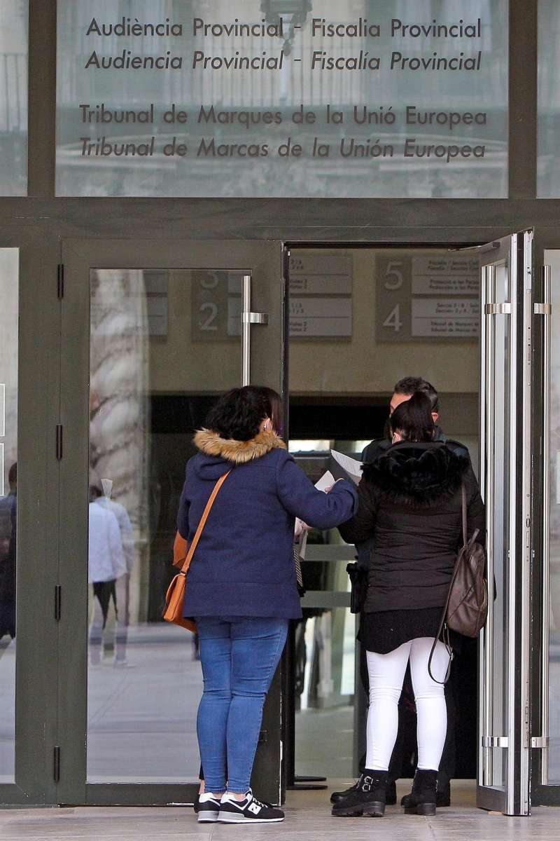 Entrada principal de la Audiencia Provincial de Alicante.