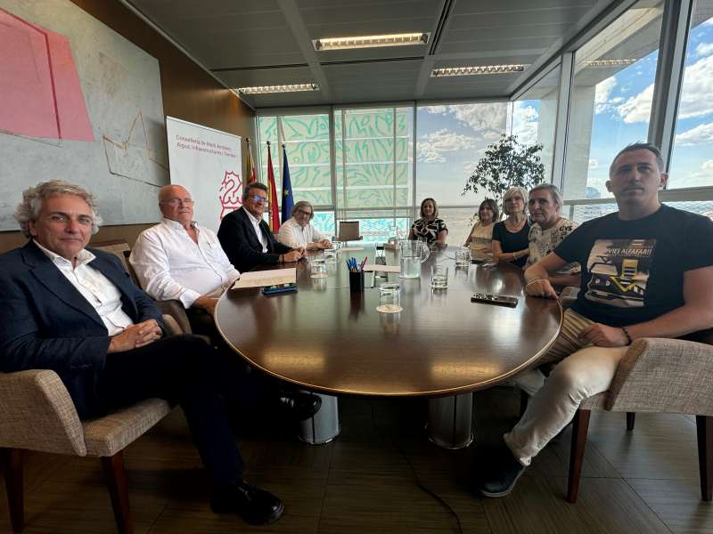 Un instante durante la reunin del conseller de Medio Ambiente, Infraestructuras y Territorio, Vicente Martnez Mus, con la plataforma de afectados por el soterramiento de las vas en Alfafar-Sedav-Benetsser. EPDA