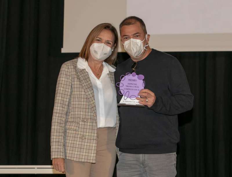 El director de El Periódico de Aquí, Pere Valenciano, recibe el premio de manos de Elena Camarero
