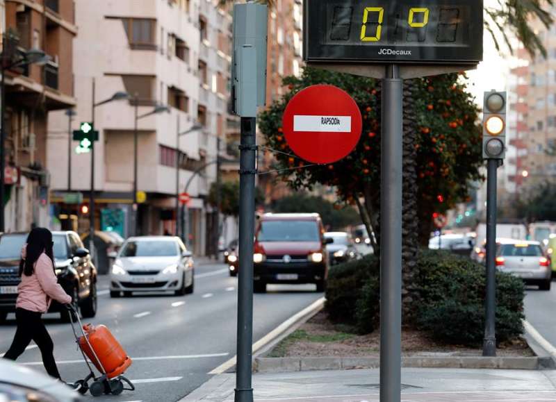 En la imagen, una joven transporta una botella de butano marcando el termómetro 0 grados a primeras horas de la mañana de este martes en el centro de la ciudad de València. EFE/ Juan Carlos Cárdenas
