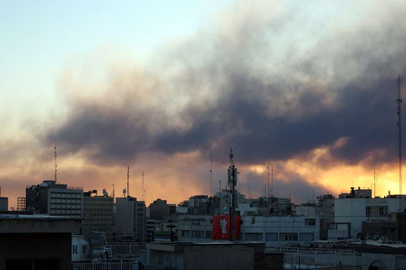 Humo sobre Teheran tras un nuevo ataque a�reo de Israel y Estados Unidos. EFEEPAABEDIN TAHERKENAREH
