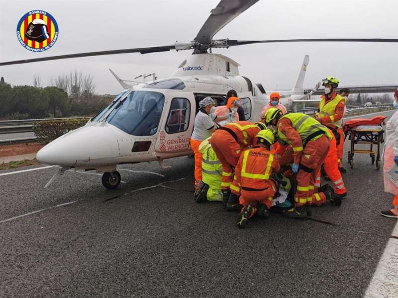 Un helicóptero de los servicios de urgencia trasladó a la mujer herida esta mañana en la AP-7.
