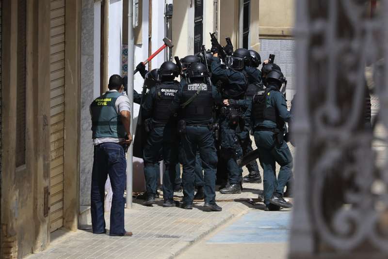 Dispositivo de la Guardia Civil en Alfafar tras el tiroteo. EFEKai Forsterling
