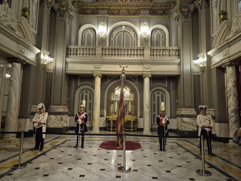 Caballeros del Centenar de la Ploma custodiando la Real Senyera.Plcido Gonzlez