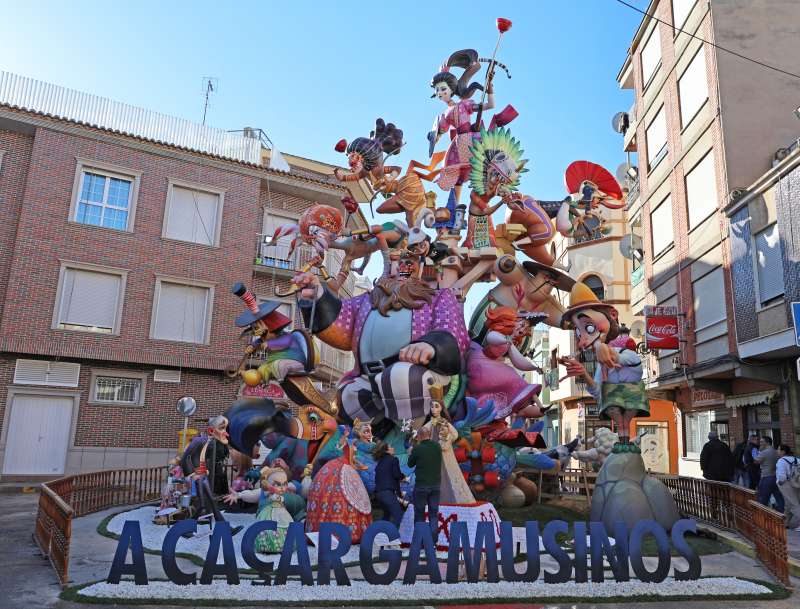 El monumento grande de Carrer de Ll�ria se ha alzado con el premio a la mejor falla de Benaguasil. EPDA