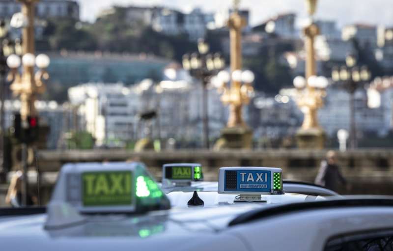 Varios taxis esperan en una parada. EFE/Javier Etxezarreta
