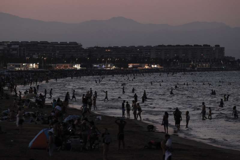 Cientos de personas combaten el calor en la playa por la noche. EFEManuel BruqueArchivo
