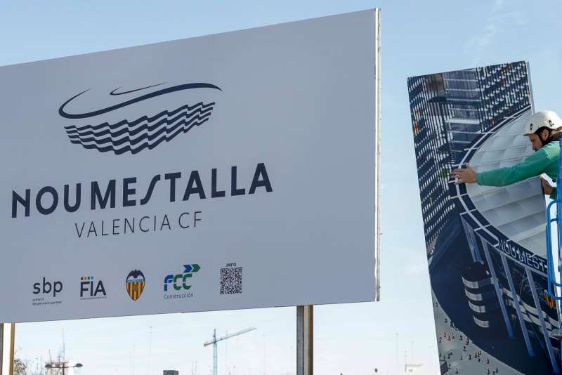 Un operario trabaja en las obras del Nou Mestalla. EFEArchivo