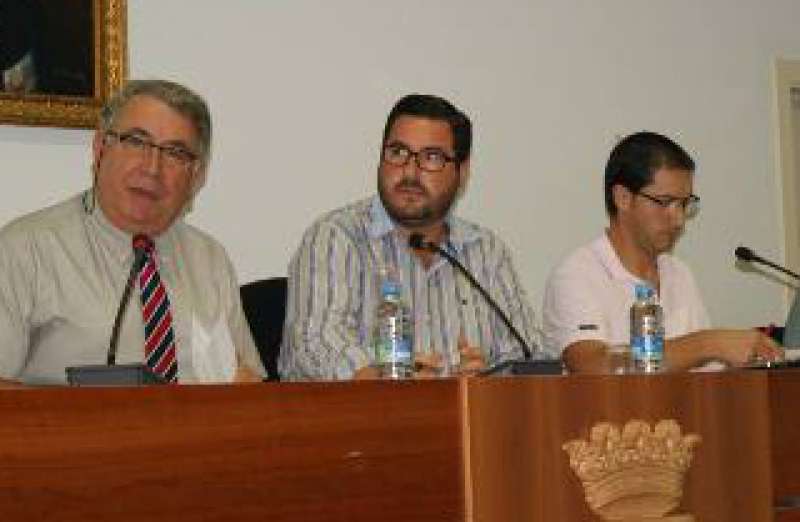 Sancho, el ex alcalde Leandro Benito y el ex concejal Carlos Julin, en un pleno municipal del ao 2011. EPDA