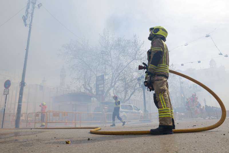 Un bombero realiza labores de vigilancia durante la decimoctava masclet� de las Fallas 2026 en la plaza del Ayuntamiento de Valencia. EFEAna Escobar