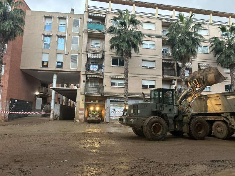 Una garaje con lodo en Catarroja. EPDA