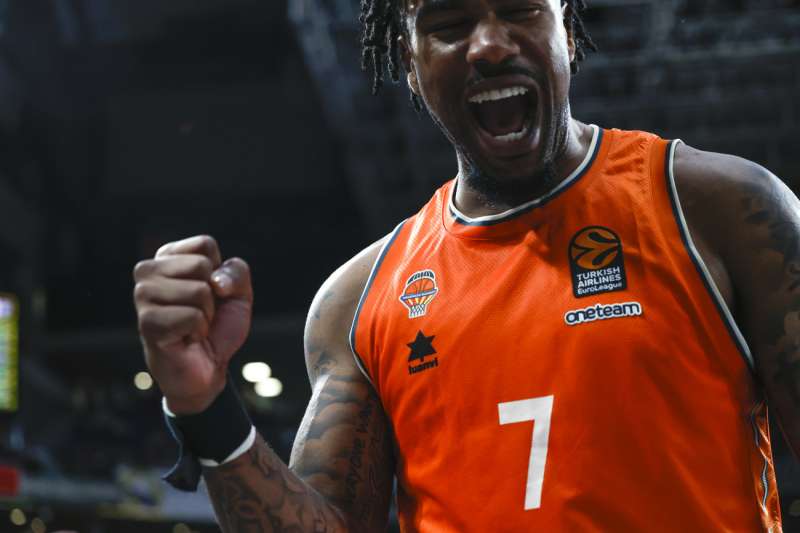 El base del Valencia Chris Jones celebra un triple. EFEJuanjo Martn

