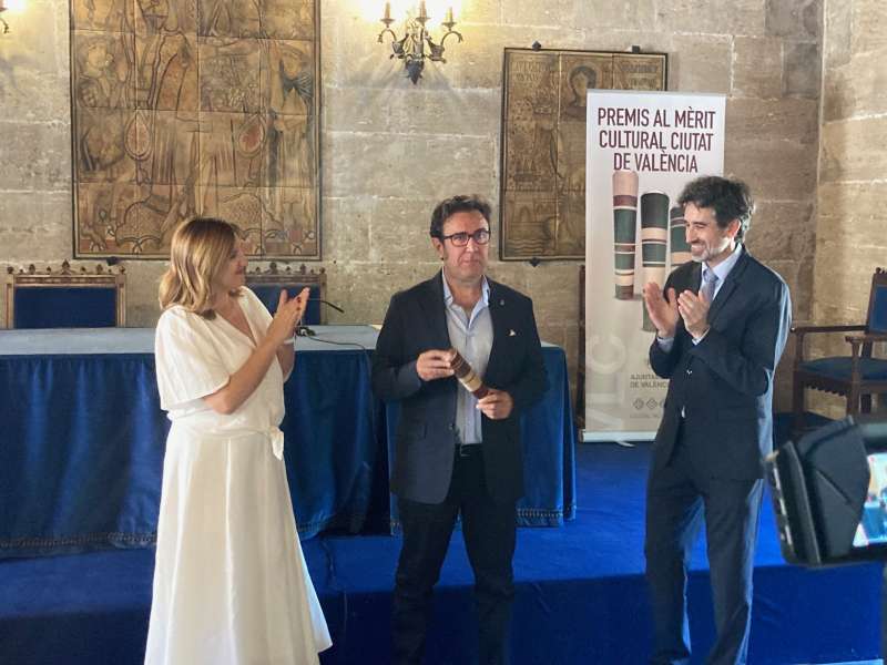 La alcaldesa de Valencia, Mara Jos Catal, junto al novelista galardonado Rafa Lahuerta y el concejal delegado de Accin Cultural, Patrimonio y Recursos Culturales, Jos Luis Moreno. EPDA.