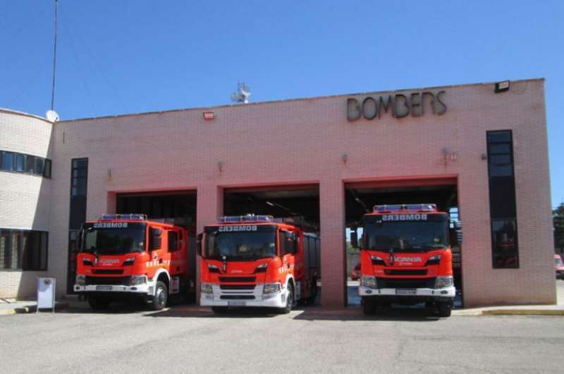Tres dotaciones de bomberos luchan contra el fuego. /EPDA