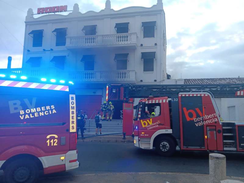 Actuacin de los bomberos en el incendio de la discoteca Room Club de Valencia.  EPDA 