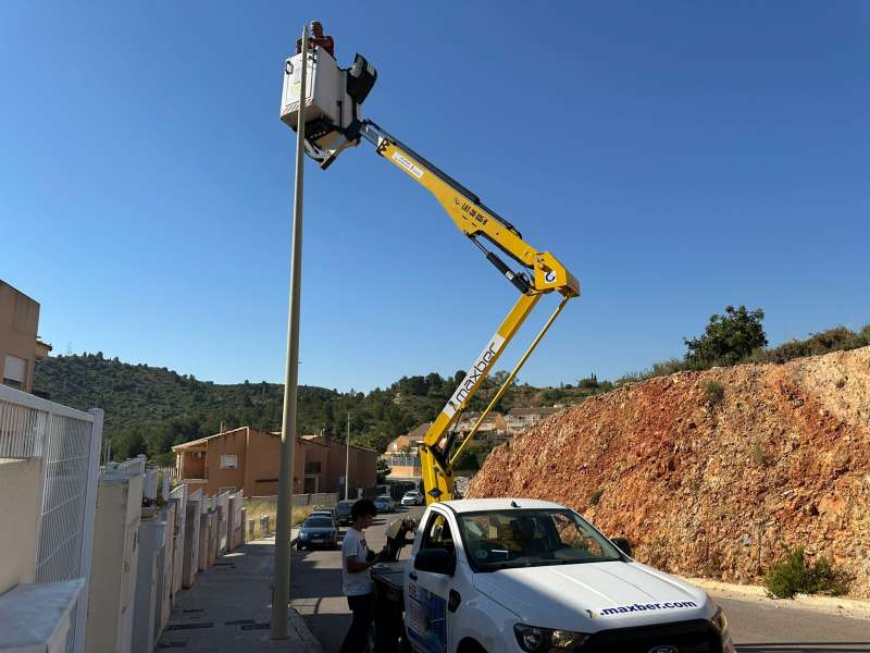 Trabajos de renovacin de luminarias en la zona de Valle Tria de Benaguasil. EPDA