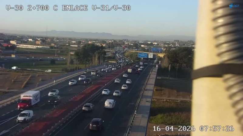 Retenciones en la V-30, en una imagen de la DGT de hoy jueves 16 de abril.  EPDA 