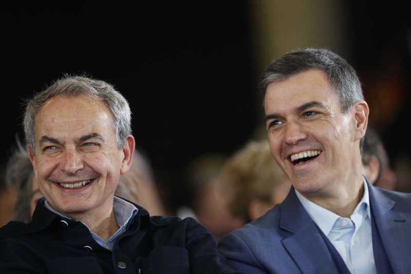 El presidente del Gobierno Pedro Snchez (d) y al expresidente Jos Luis Rodrguez Zapatero (i) durante un acto. Archivo EFE Luis Tejido
