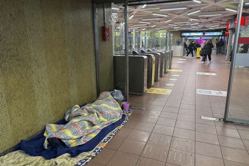 Una persona sin hogar duerme en una estacin de metro. EFE Laura P. Gutirrez
