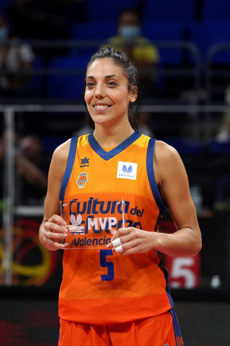 La base del Valencia Basket Club, Cristina OuviÃ±a tras ser elegida MVP en el torneo de la Supercopa de la liga femenina Endesa. EFE/Archivo
