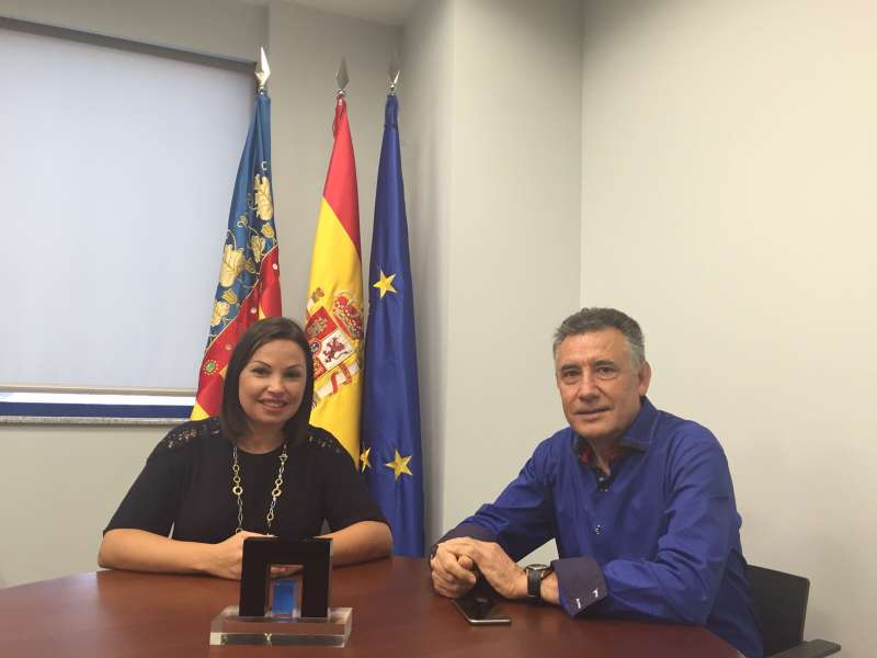 La presidente de Asecam con el presidente de la Mancomunitat de Les Valls. EPDA