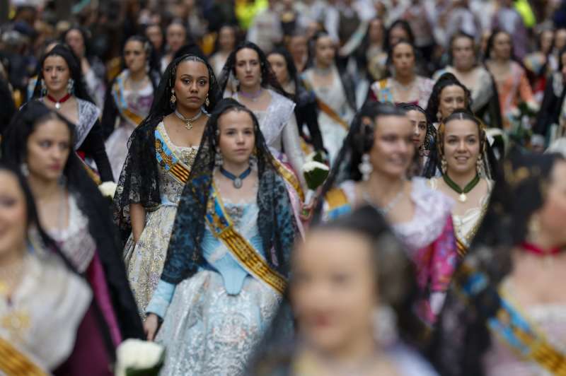 Imagen de archivo de falleras desfilando durante la Ofrenda de flores a la Virgen de los Desamparados, el acto m�s multitudinario y emotivo de las Fallas de Valencia. EFEAna EscobarArchivo