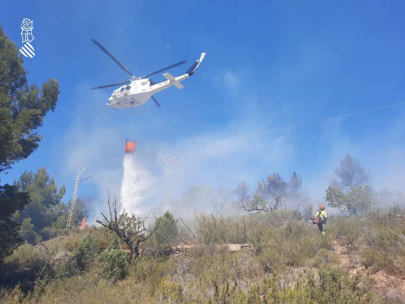Los bomberos trabajan en un incendio forestal en la Comunitat. EPDA