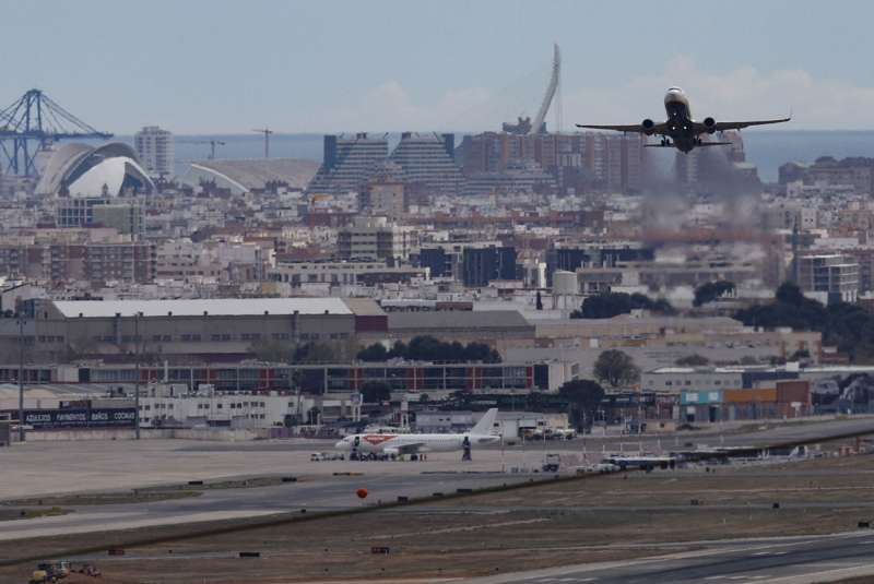 Un avin despega del aeropuerto de Manises (Valencia). EFE Kai ForsterlingArchivo
