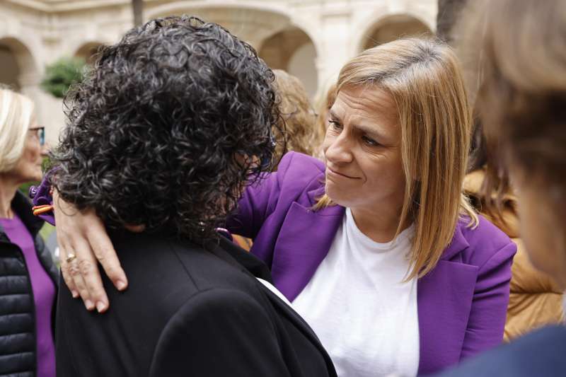 La delegada del Gobierno en Valencia, Pilar Bernab (d), habla con la madre de una de las vctimas durante el acto institucional Ninguna silla vaca  en la delegacin del Gobierno en la ciudad de Valencia. EFE Ana Escobar