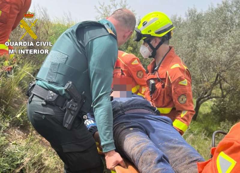 La Guardia Civil, junto a agentes de policÃ­a local y dotaciÃ³n de bomberos participaron en el rescate. /EPDA