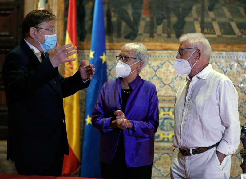 El presidente Puig (i) junto al cantante Raimon y su mujer, Annalisa Corti tras una reuniÃ³n sobre la FundaciÃ³ Raimon i Annalisa de la Comunitat Valenciana, en julio de 2020.EFE/ Juan Carlos CÃ¡rdenas/Archivo
