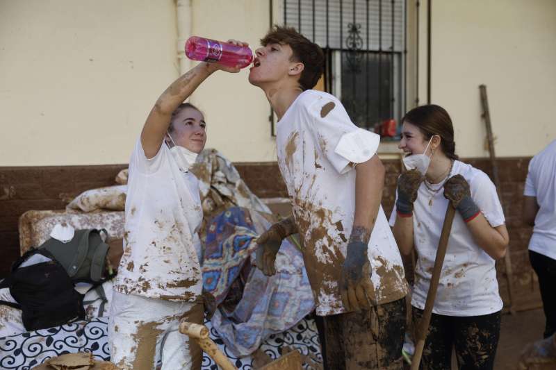 Varios voluntarios se toman un pequeo descanso mientras trabajan en la limpieza de las calles de Alfafar. EFE Kai Frsterling