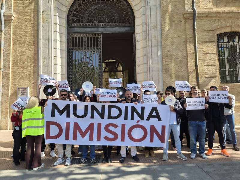 Protesta a las puertas del edificio municipal de Tabacalera, sede de la Concejal�a de Mejora Clim�tica.  EPDA
