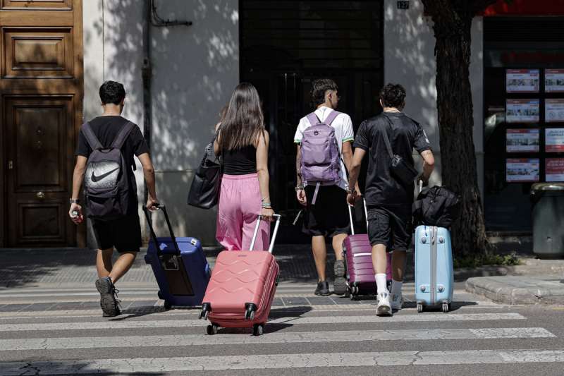 Un grupo de jvenes acarrea sus maletas por una calle de Valencia. EFEManuel Bruque