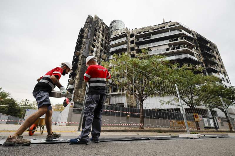 Labores de desescombro en el edificio incendiado de Campanar. EFEBiel Alio