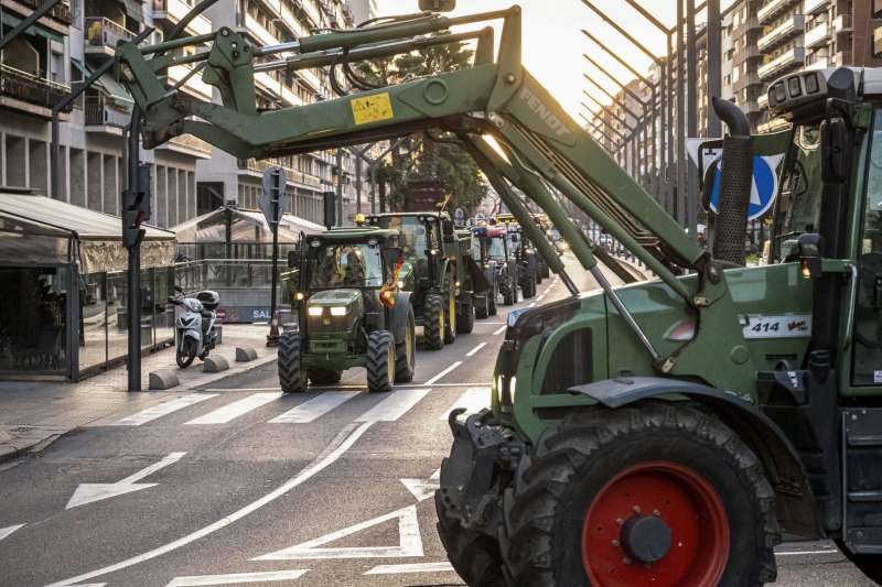 Tractores circulan por una calle, en una imagen de las protestas de estos días. EFE/Fernando Díaz
