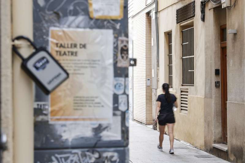 Un cajet�n con las llaves de la vivienda se ha colocado en una canalizaci�n en una calle de la ciudad de Valencia. EFEManuel Bruque
