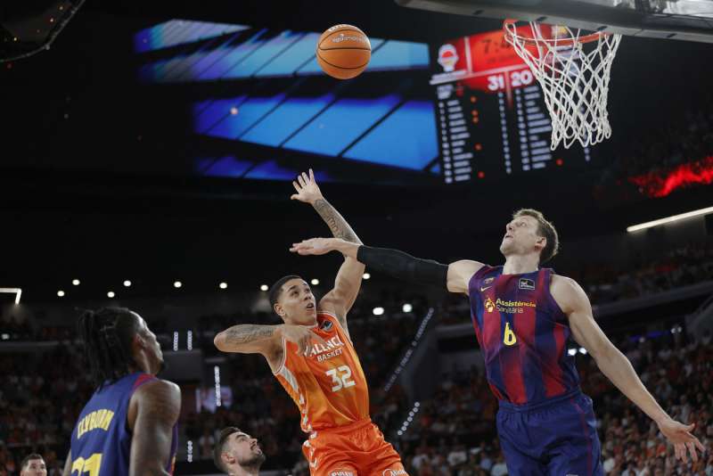 I. Nogus del Valencia Basket, y J. Vesely del Barcelona, durante el partido de la jornada 1 de la Liga Endesa, este domingo en Valencia.-EFE Manuel Bruque
