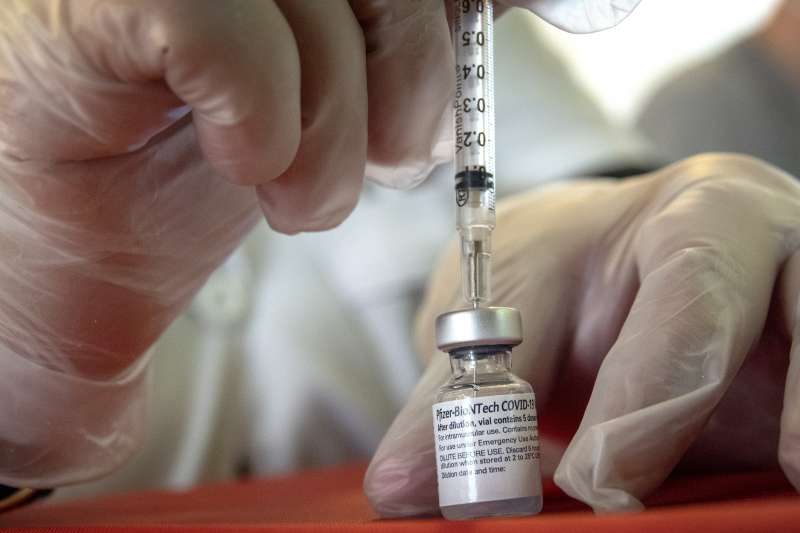 La vacuna, la gran esperanza para combatir el virus. / EFE