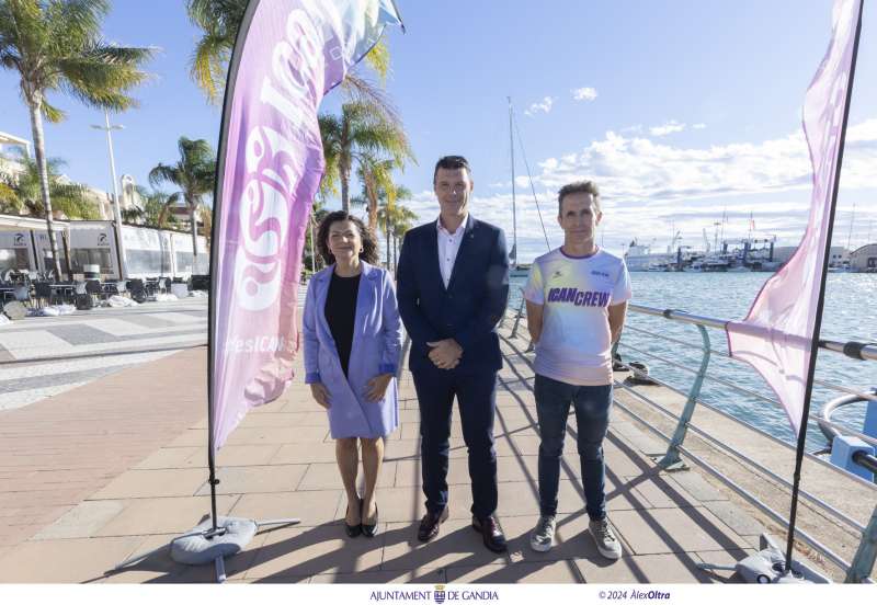 El regidor dEsports, Jess Naveiro; la regidora de Turisme, Balbina Sendra i el gerent de la Federaci Valenciana de Triathlon, Arturo NavarroEPDA